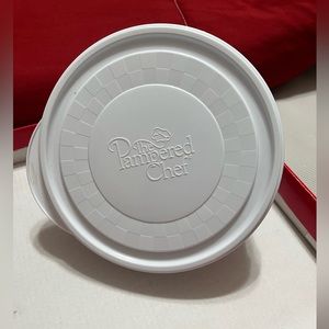 Pampered Chef bowl with lid. Good condition.